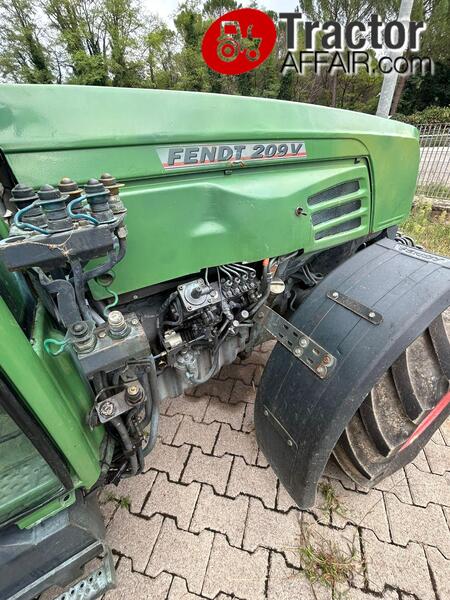 TRATTOR FENDT 209 V VIGNETO 4RM 4X4 DT-5092cecd-6bf1-4cdf-bff6-5df2c5b6d5c2.jpg